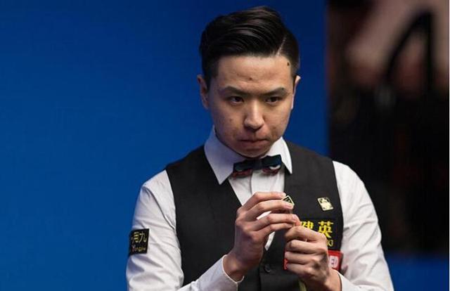 足球比赛中 足球比赛中